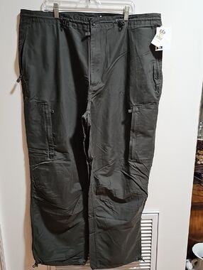 GAP Men’s Cargo Pants in Olive Green/Gray